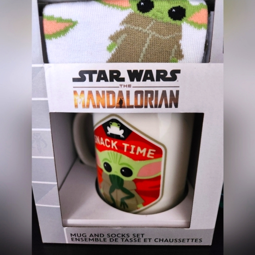 Nwt Rare Star Wars Mandalorian gift set with mug 🍺 and socks